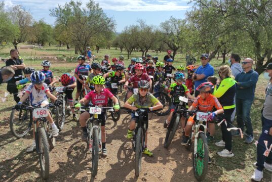MTB. Ciclisti in gara nella valle dei Templi. Una vera festa dello sport (Video e Foto)